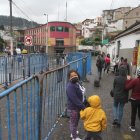 En la Shyris la concentración de ciudadanos bebiendo alcohol y ocasionando grescas llevó a la colocación de vallas.