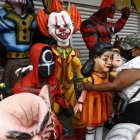 El soldado y la muñeca de la  serie El Juego del Calamar han sido los más pedidos. Maribel Parrales dice que la venta ha sido buena.