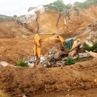 Maquinaria pesada realiza la limpieza de material y escombros en el barrio hundido de Chimbo