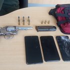 El arma y los teléfonos celulares