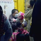 Los moradores cuidaron a la infante hasta que llegaran los paramédicos y policía.