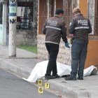 El hombre fue atacado a tiros por individuos a bordo de un carro gris.