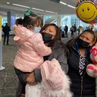 Gladys Guallpa recibe a la menor en el aeropuerto La Guardia, en Nueva York.