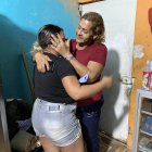 Madre e hija se reencontraron en un abrazo.