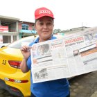 María suele recibir su periódico todos los días en su local, ubicado vía a Puerto Quito.