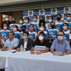 Los deportistas y directivos del club de natación Guayaquil SC, en la premiación de los mejores del 2021.