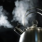 Por aparentes celos, mujer echó agua caliente a su pareja.