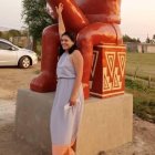 Turistas se fotografían con la singular estatua en el pueblo de Moche, Perú.