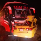 El accidente entre un bus de transporte interprovincial y un taxi ocurrió en la vía Manta - Rocafuerte.