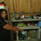 La progenitora señala el sitio donde fue asesinada su hija. Hay huellas de sangre.