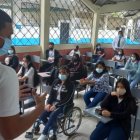 Un alumno de tercer curso de Bachillerato del colegio Ficoa de Montalvo, de Guayaquil, interviene durante el primer día del retorno a clases, el 22 de noviembre pasado.