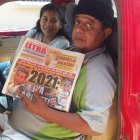 Nuestro fiel lector aún en su 'camello' revisa nuestro Diario.