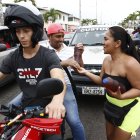 A Liliana le ‘llueven’ sonrisas picaronas, piropos y proposiciones de toda clase. Su cliente casi se cae de la moto por contemplarla.