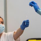 Imagen de archivo de una persona que recoge las muestras de pruebas de PCR.