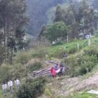 Momento en que sacaban los cuerpos de la madre y sus niños del predio, en una zona rural de Cuenca.