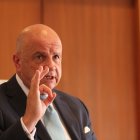 En la publicación además se señala que Borrero se encuentra estable y enfatizó que el funcionario cuenta con el esquema completo de vacunación, incluyendo la dosis de refuerzo.
"Aunque seguimos todas las medidas de bioseguridad, esta vez me tocó a mí. Enfrentaré esta enfermedad con la confianza de estar vacunado. La pandemia sigue entre nosotros, cuidémonos y acudamos a vacunarnos. ¡Gracias por su apoyo!", señaló Borrero en su cuenta de Twitter.Se conoce además que el vicepresidente cuenta con seguimiento médico mientras se mantiene bajo aislamiento domiciliario.Ecuador actualmente atraviesa una nueva ola de contagios tras las festividades de diciembre. La cifra de muertos confirmados con covid-19 también va en ascenso y hasta el miércoles 5 de diciembre había llegado a 23.867, cinco más que el día anterior.