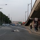 El cuerpo del guía penitenciario quedó sobre la calzada. Sus padres son contenidos por la Policía.