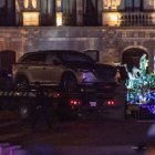 El vehículo fue abandonado a un lado del monumental árbol de Navidad.