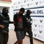 El chico, al ver a un grupo de agentes que realizaban un patrullaje, quiso huir pero terminó siendo interceptado.