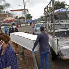 Durante el 2020, los guayaquileños hacían filas fuera de los cementerios para tener un cupo para un entierro.