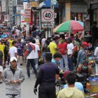 Las aglomeraciones de personas se mantienen en las calles de Guayaquil pese al brote de coronavirus .