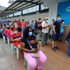 Cientos de personas acuden a realizarse pruebas de diagnóstico en centros públicos y privados de la ciudad, en medio de un nuevo brote de COVID-19