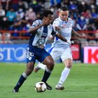 Romario Ibarra (i) fue titular en el duelo entre el Pachua y el San Luis.