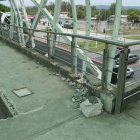 Este es el estado actual de la obra, ubicada en el kilómetro 24 de la vía a la costa. Como se observa en la imagen, el área para caminar se ha partido en dos pedazos.