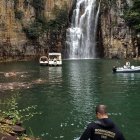 Las autoridades buscan a tres turistas desaparecidos en el lago.