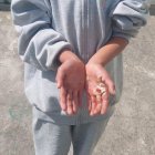 El niño fue obligado a tomar un pedazo de madera incandescente.