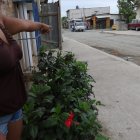 Los criminales llegaron en una motocicleta. Su acompañante también resultó afectado.