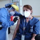 El personal médico, entre otros grupos de primera línea, se podrán vacunar a los cinco meses de las segunda dosis.