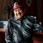 El artista ecuatoriano con gran ingenio adaptó la letra de su canción 'Asciéndeme a marido'.