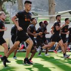 Michael Hoyos (i) es una de las caras nuevas de los albos que llevan adelante los trabajos de pretemporada en su complejo.