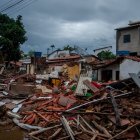 Fotografía de casas destruidas por inundaciones provocadas por lluvias hoy, en la ciudad de Itambé, en el estado de Bahía (Brasil). Las fuertes lluvias que desde finales de noviembre azotan el noreste de Brasil han dejado al menos 18 muertos, 286 heridos y 2 desaparecidos, además de unos 16.000 damnificados, solo en el estado de Bahía, según el reporte de este lunes de las autoridades regionales. EFE/Felipe Iruatã ag-periodistas