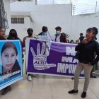 Familiares de la víctima, con carteles, hicieron protesta demandando justicia.