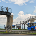 Hay personas que no se fijan que no hay puente y corren el riesgo de caer.
