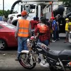 Quienes estaban en el sector en el instante del accidente se acercaron para conocer el estado del motociclista.