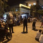 La Policía llegó al sitio del tiroteo a un hombre dedicado a vigilar viviendas y vehículos.