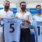 Gabriel Marques y Matías Oyola lucen la camiseta de Guayaquil City.