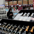 Algunas ciudades del mundo están prohibiendo la venta de alcohol a la gente que no se vacuna.