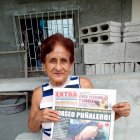 Con orgullo, Ana muestra el diario que la convirtió en una feliz ganadora.