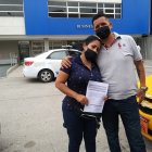 Los hermanos de la fallecida muestran la denuncia que colocaron en la Fiscalía.