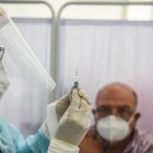 Hay argumentos para que tratar de que la gente se vacune contra la covid-19.