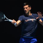 El tenista serbio Novak Djokovic durante un entrenamiento en las pistas de Melbourne Park en Melbourne, Australia, .