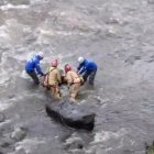 Momento en que socorristas recuperan el cadáver del caudal del río Tomebamba