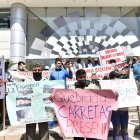 Representantes de al menos 12 sectores hicieron un plantón afuera de la Corte Constitucional. Se espera un fallo la próxima semana.