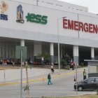 En los exteriores del Hospital del IESS de Ceibos, familiares de pacientes confiesan su miedo por el incremento de contagios y decesos.