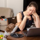 Si no pone límites, su hijo no la dejará trabajar, estudiar, salir, etcétera.