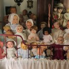 Muñecas en una de las salas del museo del Hospital de Muñecas de Lisboa (Portugal) el 2 de diciembre de 2021. El Hospital de Muñecas de Lisboa lleva casi dos siglos curando a pacientes especiales que pasan por la sala de espera y el quirófano con la idea de mantener intacto el sentimiento y el cariño que les profesan sus dueños. "Es un sitio donde se curan "saudades" sobre todo y memorias que se tienen de la infancia, y donde se traen a veces muñecas muy viejecitas y mimadas a las que intentamos dar una segunda vida", cuenta a Efe Manuela Cutileiro, la "médica general" de este particular centro sanitario que este año cumplirá 192 años, uno de los más antiguos de este género en todo el mundo. EFE/ Brian Bujalance